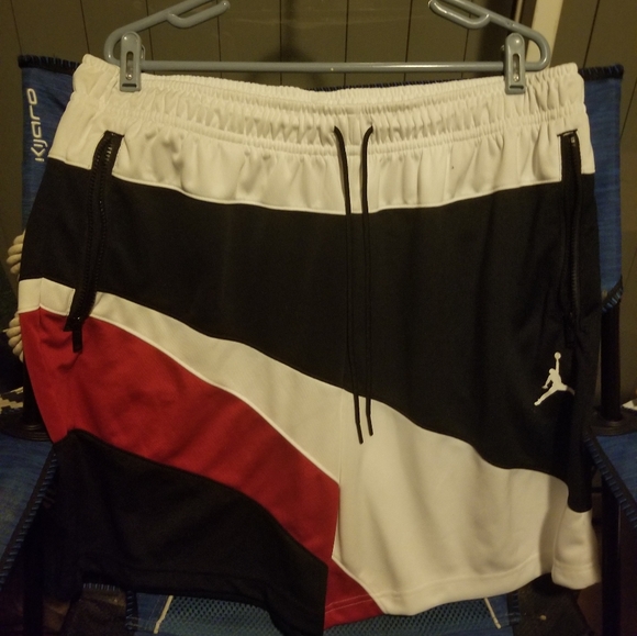 LIKE NEW! Air Jordan Athletic Shorts - Picture 4 of 7